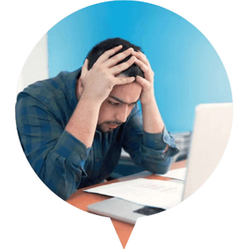 Persona frustrada buscando empleo
